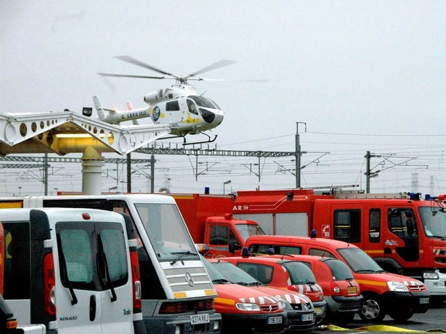 Die Feuerwehr rckte zur Brandbekmpfung an.  | Foto: dpa