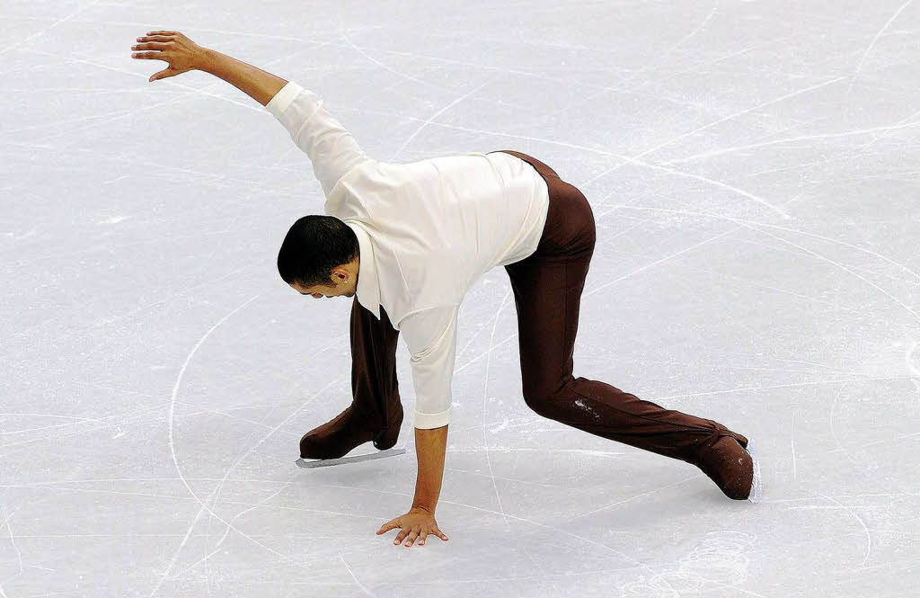 Griff ins Eis: Robin Szolkowy verliert die Balance. Fehler wie dieser haben dem deutschen Paar den Olympiasieg gekostet.