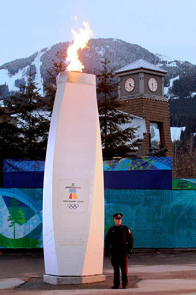 Polizeilich bewacht: die olympische Flamme in Whistler.