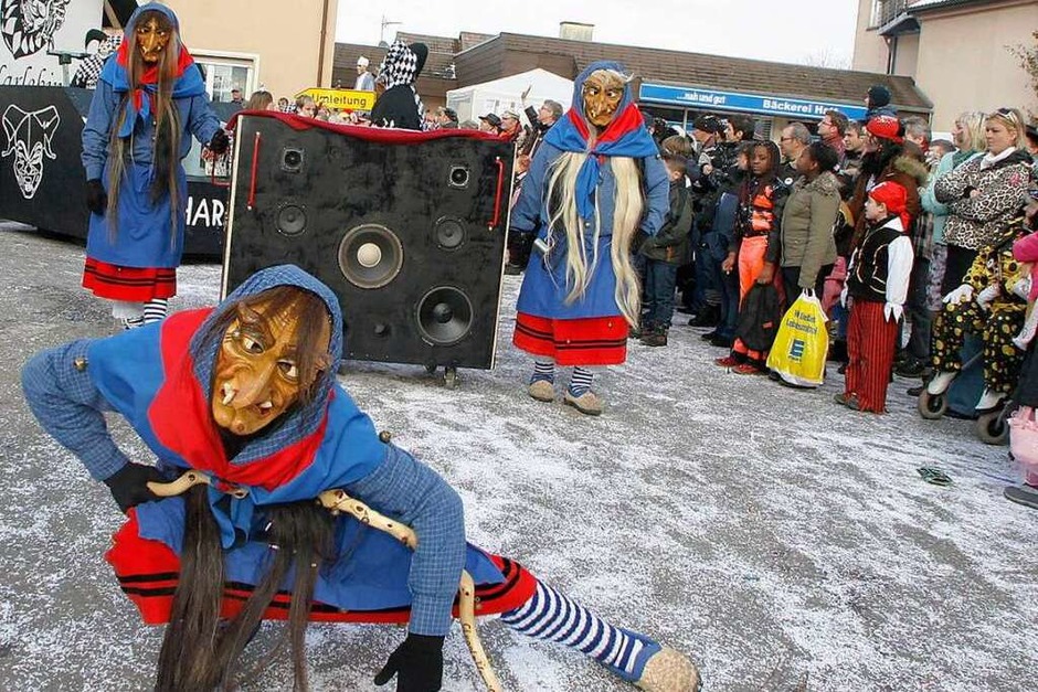 Hästräger und fantasievoll kostümierte Gruppen – der Fasentumzug in Ottenheim (Foto: Heidi Foessel) Hästräger und fantasievoll kostümierte Gruppen – der Fasentumzug in Ottenheim (Foto: Heidi Foessel)