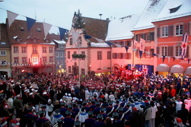 Extra fr Ministerprsident Mappus zau...rrisches Spektakel auf den Marktplatz.  | Foto: hans-jrgen trul