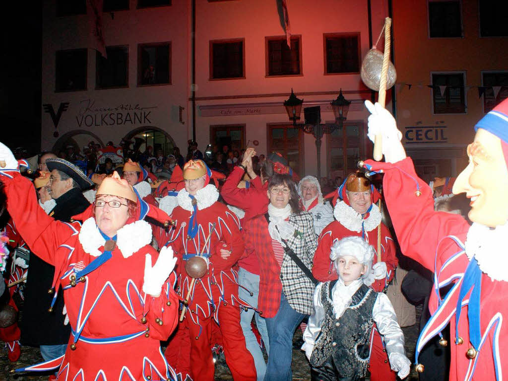 Extra fr Ministerprsident Mappus zauberten die Jokili ein nrrisches Spektakel auf den Marktplatz.