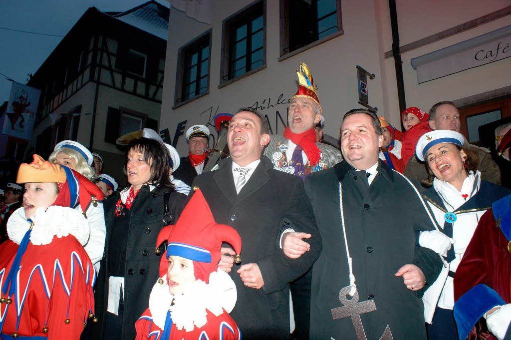 Der Ministerprsident freut sich auf dem Marktplatz. berragend: der frhere CDU-Landtagsabgeordnete Alfred Haas aus Emmendingen.