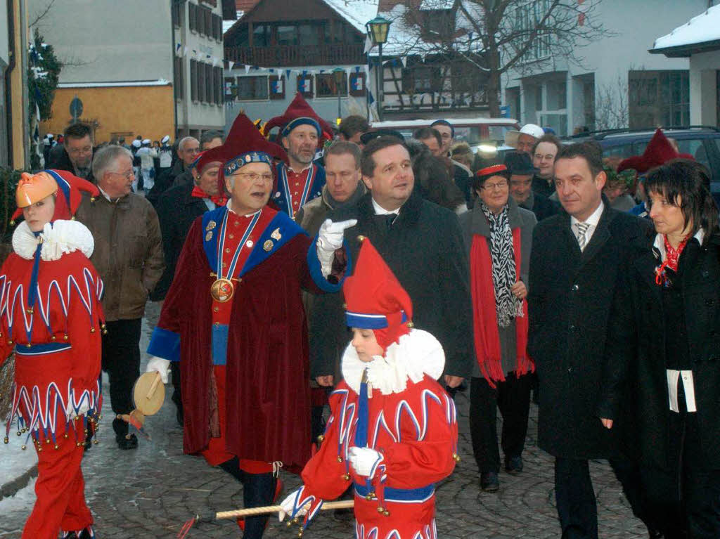 Ministerprsident Mappus und seine Begleiter auf dem Weg vom Brgerhaus zum Marktplatz.