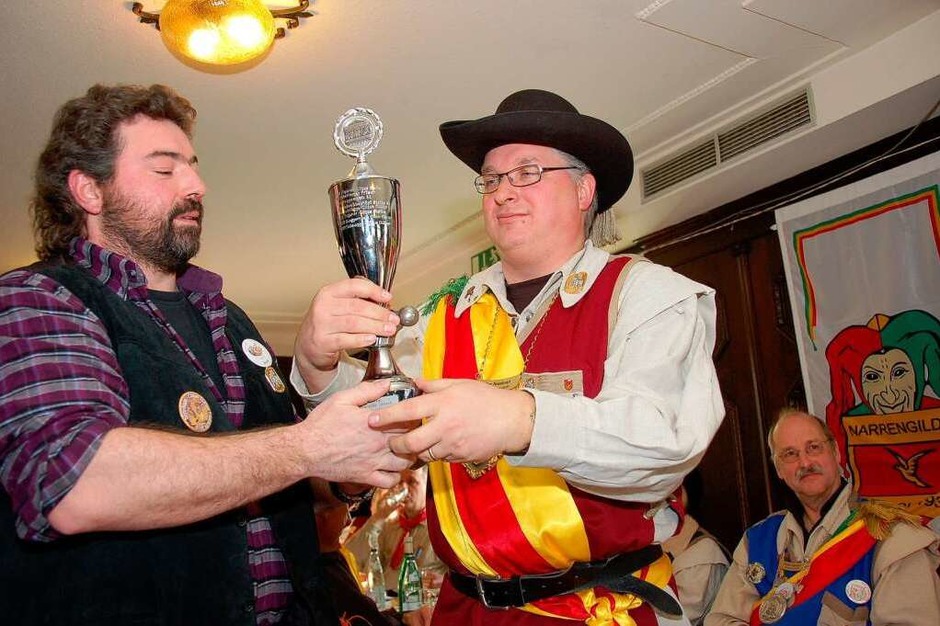 Obergildenmeister Jörg Roßkopf gibt den Publikumspokal vom Umzug an die Dülliger Schnägge (Foto: Nikolaus trenz) Obergildenmeister Jörg Roßkopf gibt den Publikumspokal vom Umzug an die Dülliger Schnägge (Foto: Nikolaus trenz)