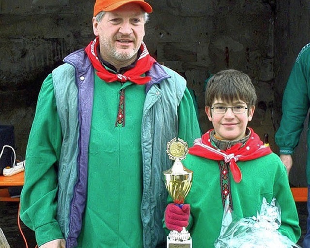 Mit Wanderpokal prsentiert sich der S...Dietsche zusammen mit Roland Dietsche.  | Foto: Norbert Kriegl