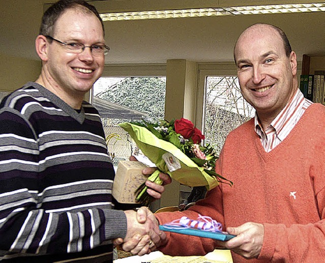 Geschenke zum Abschied: Martin Moldenhauer (links) und Rektor Thomas Bhrer   | Foto: BZ