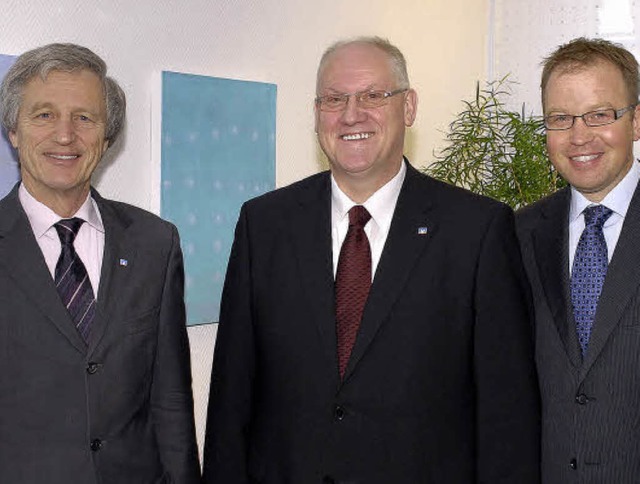 Richard Bruder (links) und Markus Daub...lungsdirektor Vertrieb der Volksbank.   | Foto: pr