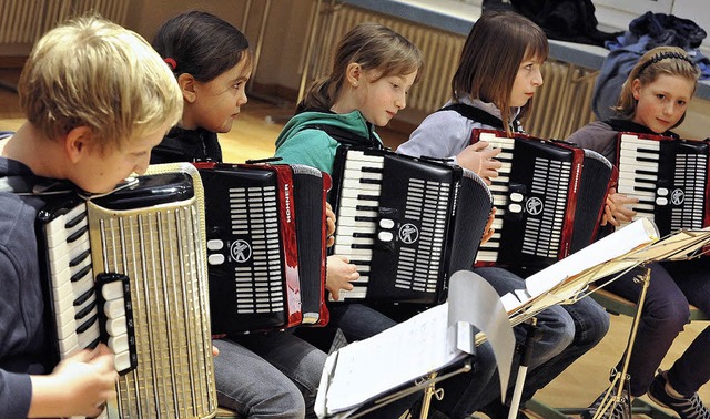 Begeistert sind die Mitglieder des Sch...ers des 1. Freiburger Akkordeonclubs.   | Foto: michael Bamberger