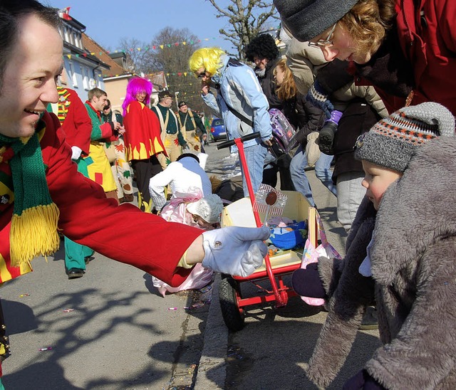 Bei den Kinderumzgen, hier in Rheinfelden,  gab es Ses fr Gro und Klein.  | Foto: Hannah Vlkle