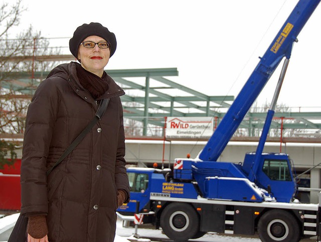 Monika Neuhfer-Avdic vor dem Schulzentrum  | Foto: Ralf H. Dorweiler