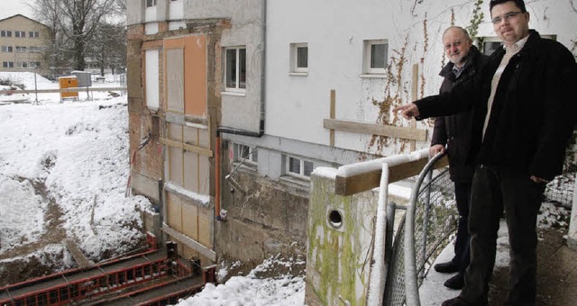 Der Erweiterungsbau frs Brgerheim  l...nd Bauleiter Sven Irschmer  nach Plan.  | Foto: Ingrid Bhm-Jacob