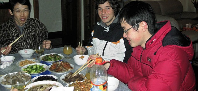 Wehrer Jakob Knauf feiert in China das...ahrsfest mit einem richtigen Festessen  | Foto: bz