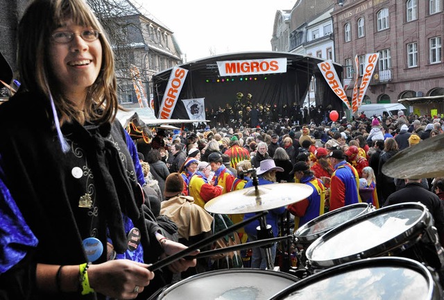 Vorne die Sumpfgumber, hinten die Pfuu... Guggefinale erstmals auf zwei Bhnen   | Foto: Barbara Ruda