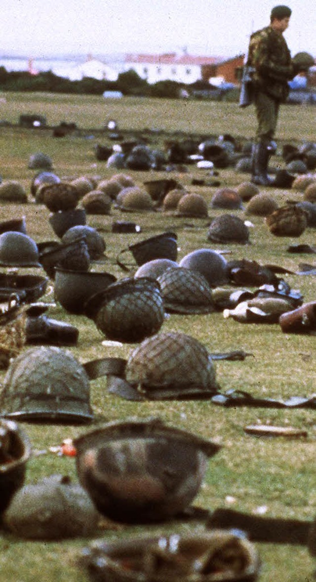 Kapitulation: Helme argentinischer Soldaten 1982   | Foto: Picture Alliance