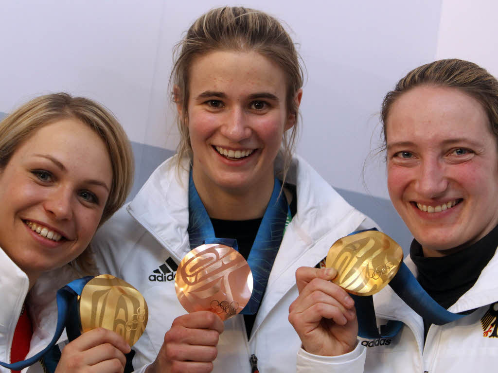 Biathletin Magdalena Neuner und die Rodlerin Natalie Geisenberger and Tatjana Hfner mit ihren Medaillen (von links)