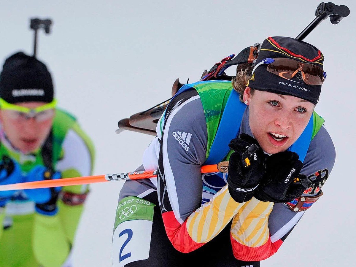 Zweikampf: Magdalena Neuner (rechts) und Anastasiya Kuzmina aus Slowakien im Biathlon ber die 10-Kilometer-Strecke