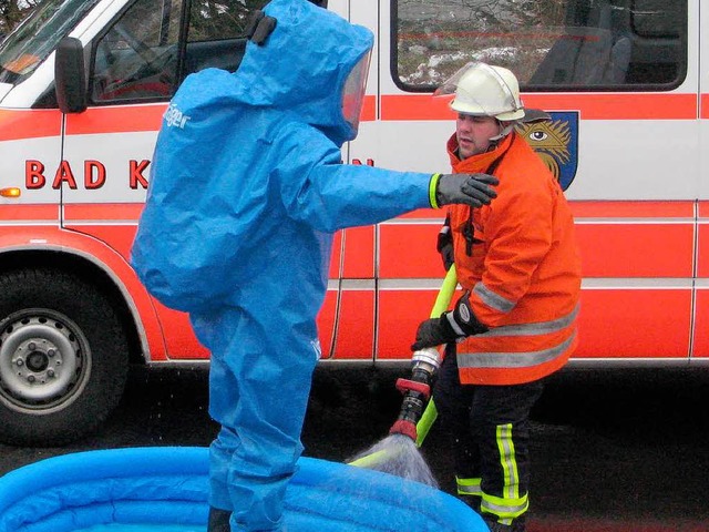 In speziellen Schutzanzgen rckte die... in einer Bad Krozinger Kurklinik aus. 