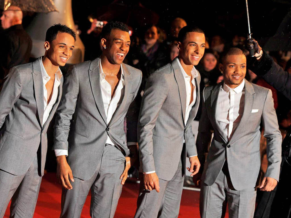 Im geschwisterlook erscheint die Band JLS