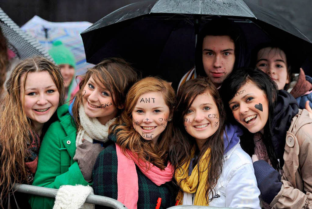 Ohne sie wren Preisverleihungen nicht mal halb so schn: die Fans, hier im Londoner Regen