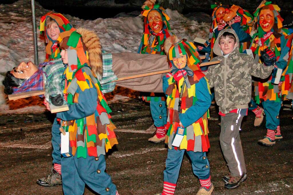 Mit Jammern und Wehklagen haben die Galgenvögel in Grafenhausen die Fasnet zu Grabe getragen. Mit Jammern und Wehklagen haben die Galgenvögel in Grafenhausen die Fasnet zu Grabe getragen.