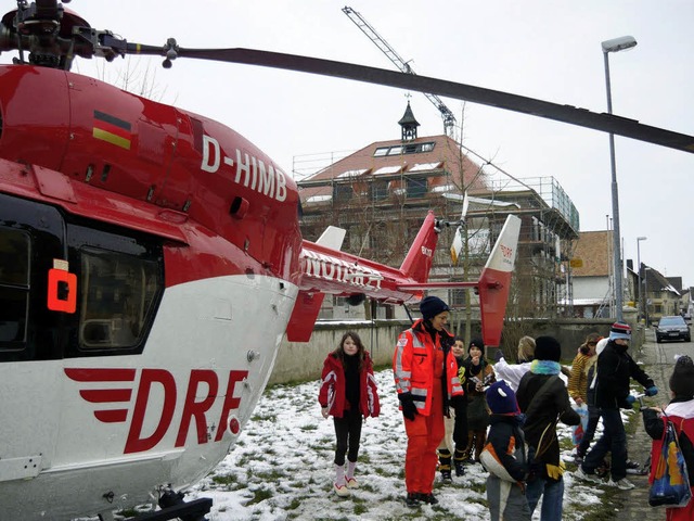 Umlagert: der Hubschrauber, der in Rin...ndete,  und die Pilotin Jasmin Glass.   | Foto: adelbert mutz
