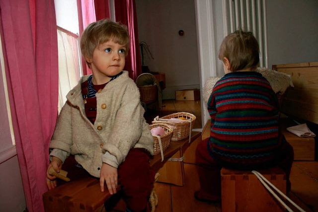 Anael (links) und David fahren auf selbst gebauten Bahnen umher.  | Foto: Friederike Marx