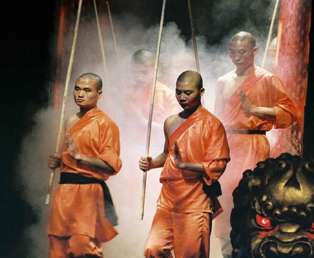 Die Shaolin-Mnche  beeindrucken vor a...eine unglaubliche Krperbeherrschung.   | Foto: bz