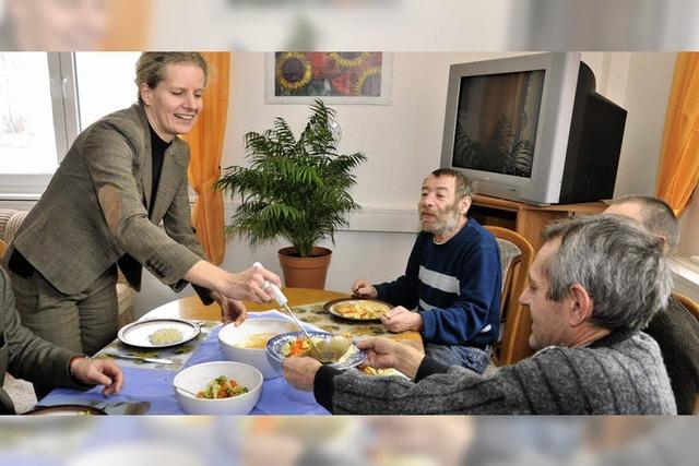 Helios-Klinik liefert Gratis-Essen für Obdachlose