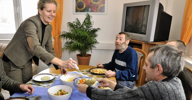 Beim Mittagstisch saen gestern Claudi...s-Klinik,  und Wohnungslose zusammen.   | Foto: Mnch