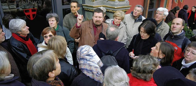 Wer eine Besuchergruppe durch die Stad...ie Bombardierung Freiburgs referiert.   | Foto: Thomas Kunz