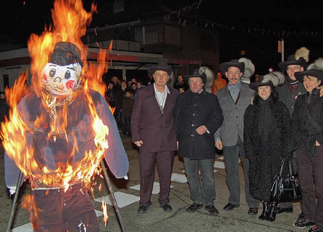 Der brennende Butzimummel im Dorfzentr...e Fasnacht offiziell verbrannt wurde.   | Foto: Heinz Vollmar