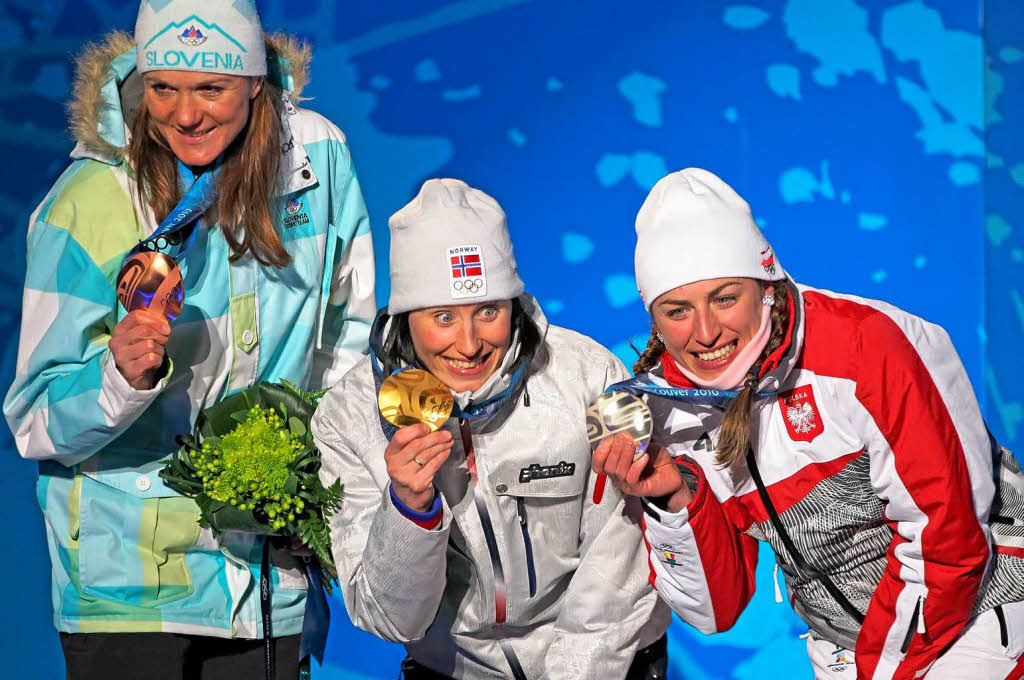 So sehen Sieger aus: Justyna Kowalczyk (r.) aus Polen,  Marit Bjoergen (M.) aus Norwegen und  Petra Majdic aus Slovenien. Sie holten Edelmetall beim Langlaufsprint.