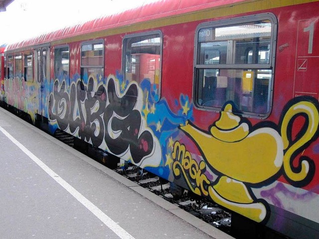 Die besprhten Bahnwaggons.  | Foto: Polizei