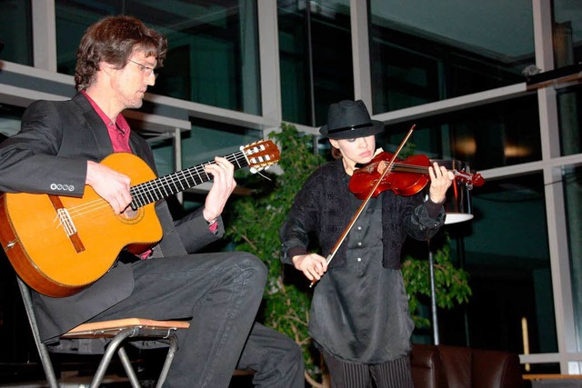 Lisa Kanckukh (Violine) und Joachim St... Ihringer Neunlindenschule Tangomusik.  | Foto: Christine Aniol