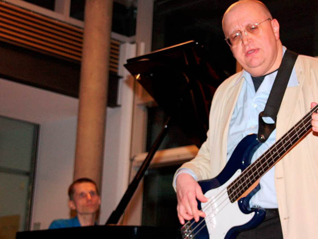 Alexander Vassiliev packte beim Late Night Jam kurzerhand den E-Bass aus und rockte bei Fever was das Zeug hlt.