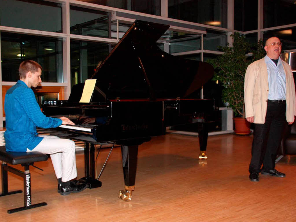 Der kanadische Pianist John Stetch jazzte in der Ihringer Neunlindenschule gemeinsam mit dem Snger Alexander Vassiliev.