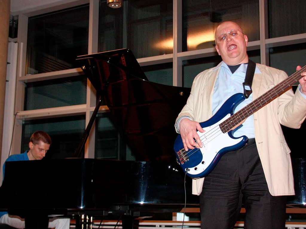 Der kanadische Pianist John Stetch jazzte in der Ihringer Neunlindenschule gemeinsam mit dem Snger Alexander Vassiliev.