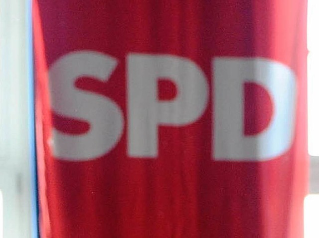 Zwei Kandidaten zeigen bei der SPD Flagge.  | Foto: dpa