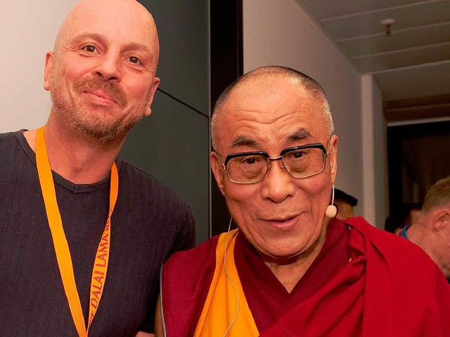 Bernd Ulrich mit dem Dalai Lama im August 2009 in Frankfurt   | Foto: Manuel Bauer Agentur Focus Hamburg