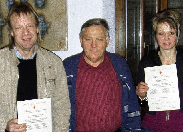 Dagmar Isele (rechts)  und Karl-Heinz ... fr  25-maliges Blutspenden  geehrt.   | Foto: BZ