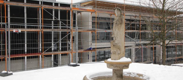 Trotz des winterlichen Wetters wird de...am Brgerhaus in Au weitergearbeitet.   | Foto: Andrea Gallien