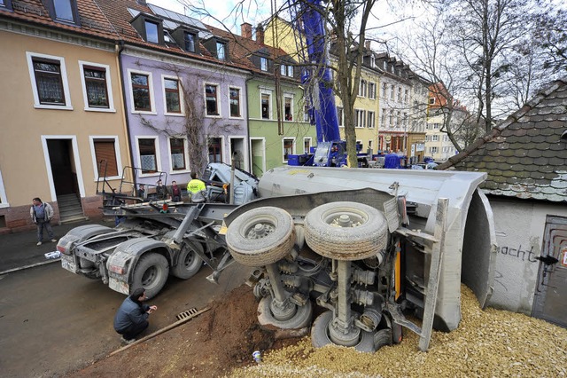 In der Kandelstrae ist ein Kieslaster umgekippt.  | Foto: Thomas Kunz