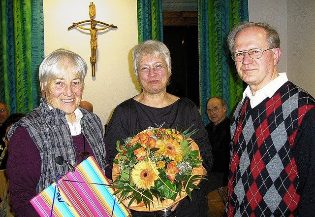 Walter Weiss und Irmgard Hugle berrei...ein Geschenk und einen Blumenstrau.    | Foto: Verein