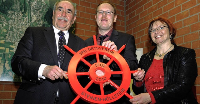 Rotes Steuerrad:   Ivo  Gnner mit Chr...chel   und Gabi Rolland (von links).    | Foto: Robert Bergmann