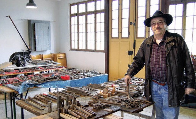 Bauleiter Albert Dreyer zeigt altes Werkzeug.  | Foto: Valentin Ade