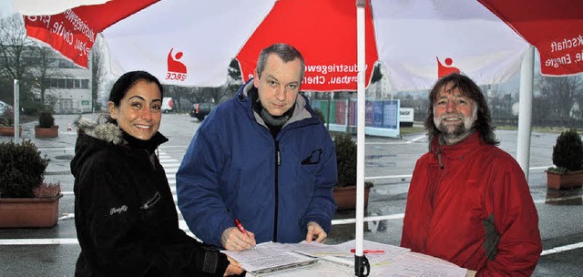 Michael Schreier (ganz rechts) und Asl..., freuen sich ber jede Unterschrift.   | Foto: Ch. Spangenberg