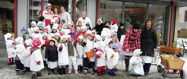 Fahrnaus Kindergartenkinder feierten f...unki und sangen  vor den  Geschften.   | Foto: Privat