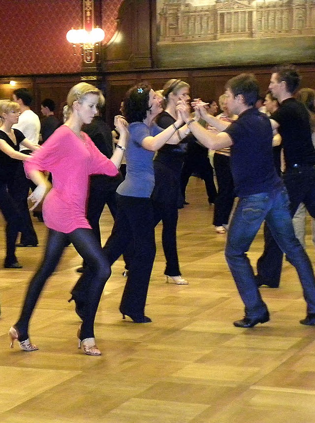 Die Tanzschler versuchen, mit der Lehrerin Schritt zu halten.  | Foto: Annette Persch