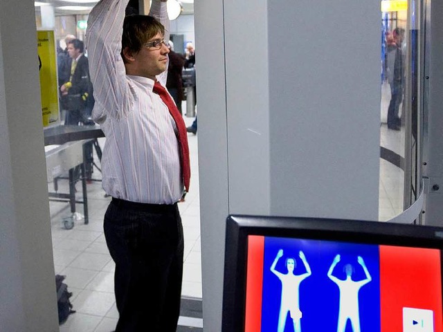 Ein Mann steht auf dem Flughafen  Schi... Amsterdam in einem Ganzkrperscanner   | Foto: dpa
